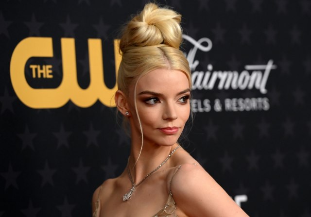 Omiljena plavuša crvenim tepihom prošetala u PROVIDNOJ haljini i duge noge istakla u PRVI PLAN! (FOTO)