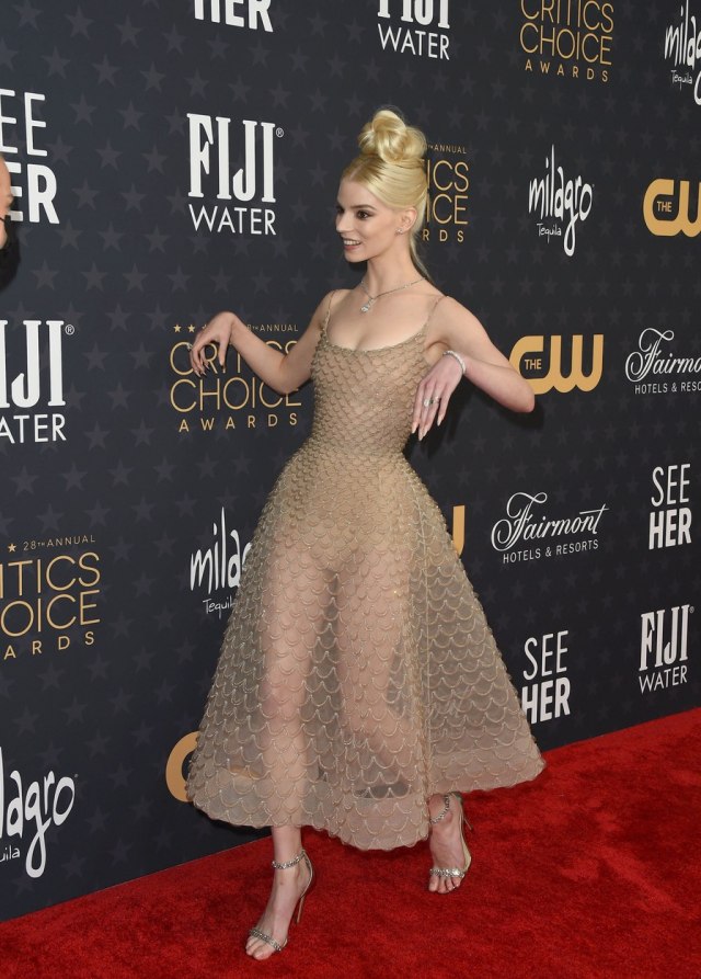 Omiljena plavuša u providnoj haljini istakla duge noge FOTO