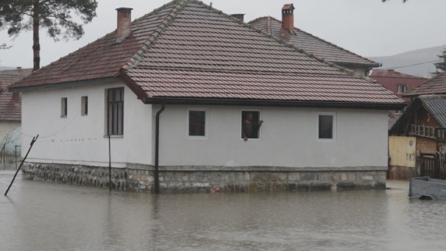 U Srbiji vanredno; Poplavljena domaæinstva, evakuiše se stanovništvo FOTO/VIDEO