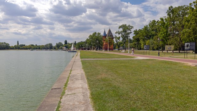 Rekonstruiše se pešačka staza kod jezera Palić