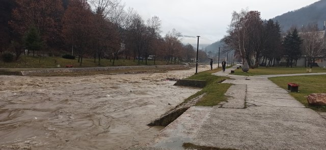 Ibar poplavio šetalište u Kraljevu; Katastrofa u Novoj Varoši; Reka nosi celu kuću VIDEO