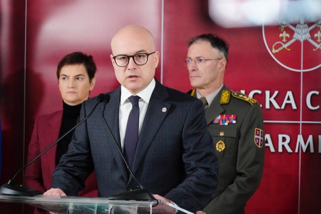 Vuèeviæ poslao moænu poruku: Vojska i ministarstvo odbrane daje bezrezervnu podršku predsedniku Vuèiæu