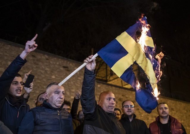 Haos se nastavlja: Gori zastava Švedske