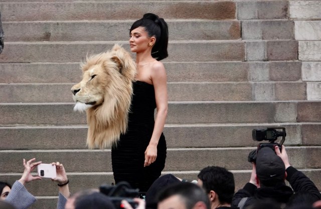 Mlada bogatašica "povela" lava na reviju, pa razbesnela javnost: "Odvratna je..." FOTO