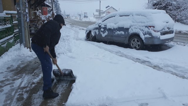 U Èaèku sneg ne prestaje da pada: Sve službe su u pripravnosti
