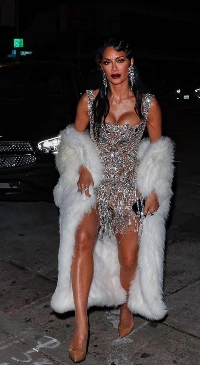 Glamur – to je ona: Obukla se kao za crveni tepih, a otišla do restorana FOTO