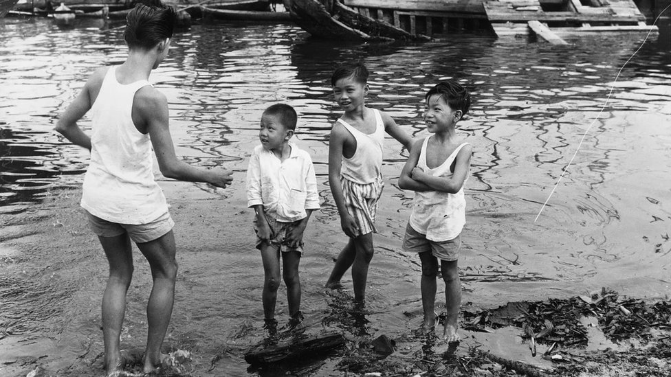 Igra dece iz Singapura u luci, tokom ranih 1960-ih. Kako je zemlja postajala bogatija, tako su deca poèela da provode sve više i više vremena unutra/Getty Images