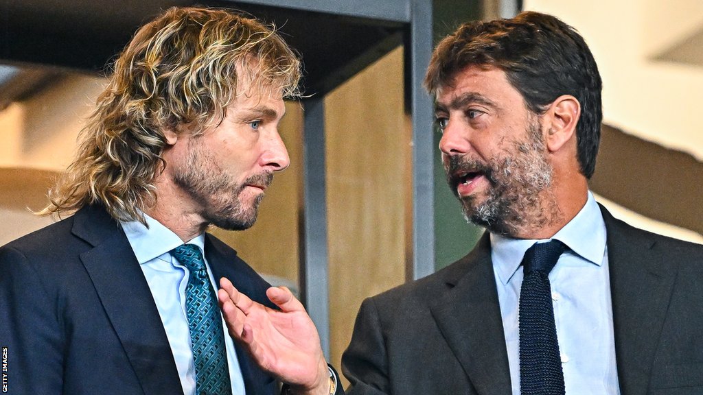 Bivši fudbaler i doskorašnji potpredsednik Juventusa Pavel Nedved (levo) u razgovoru sa Andreom Anjelijem, nekadašnjim predsednikom kluba. Oni su u novembru 2022, zajedno sa ostatkom upravnog odbora, podneli ostavke/Getty Images