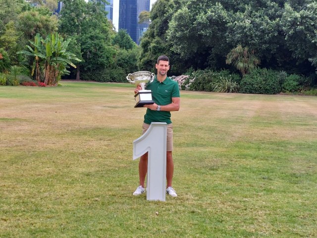 Đoković pozirao, pa otkrio kada se vraća u Srbiju FOTO