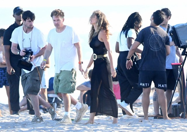 Supermodel u providnoj haljini, pokazala gotovo sve FOTO