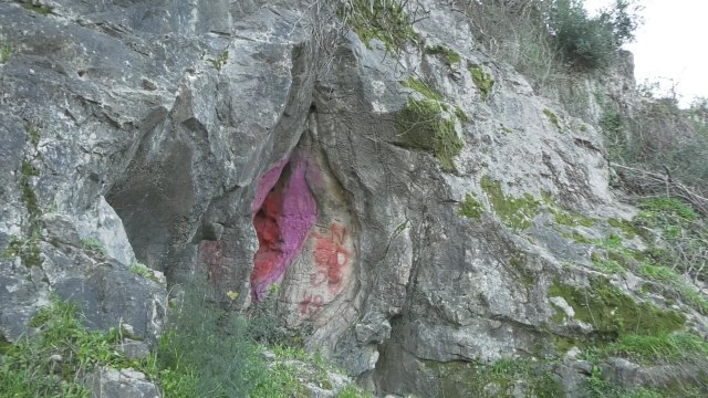 Vozači u neverici šta se nalazi pored puta: Ženski polni organ uklesan u steni kod Tivta