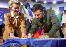 Predsednik Ukrajine Zelenski i predsednica Evropske komisije Ursula fon der Lajen potpisuju se na ukrajinsku zastavu uoèi poèetka samita EU-Ukrajina u Kijevu/UKRAINIAN PRESIDENTIAL PRESS SERVICE/Reuters