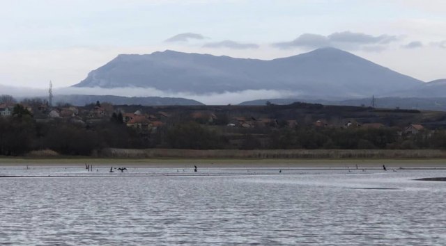 Generator energije ili obična planina? Meštani tvrde da noću viđaju svetlosne kugle