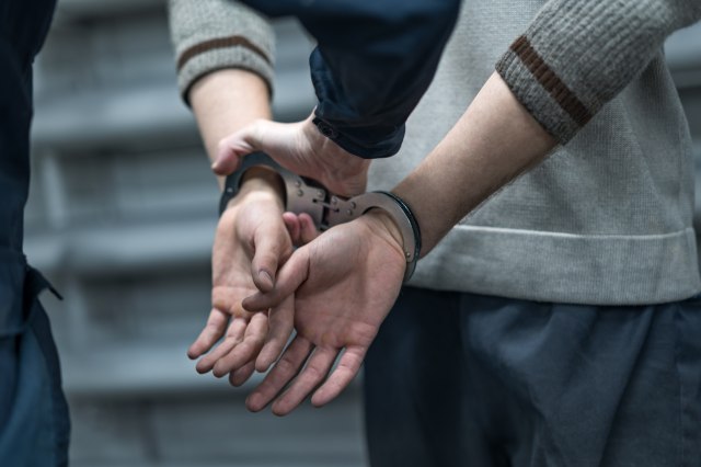 Uhapšeno sedam osoba u Novom Pazaru – prodavali štetan èaj za mršavljenje