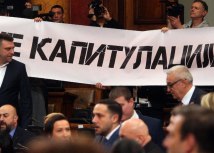 Deo opozicije razvio je transparent: &Ne kapitulaciji&/Fonet/Aleksandar Barda