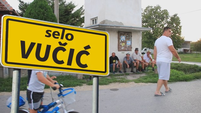 Selo Vuèiæ zbunjuje prolaznike: Putnici u neverici gledaju tablu sa nazivom mesta