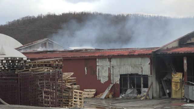 Sve je u plamenu: Veliki požar u fabrici papira – radnici bili u smeni FOTO