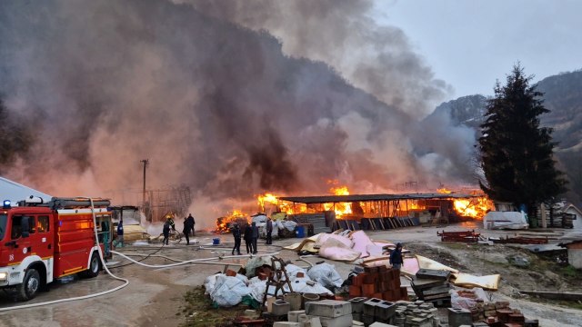 Veliki požar u Užicu: Gorelo 1.000 kvadratnih metara  VIDEO