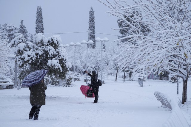 Athens under heavy snowfall, schools closed