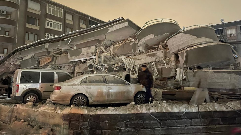 U Malatiji, takoðe severoistoèno od Gazijantepa, pod srušenim zgradama ostao je i veliki broj automobila/Anadolu Agency via Getty Images
