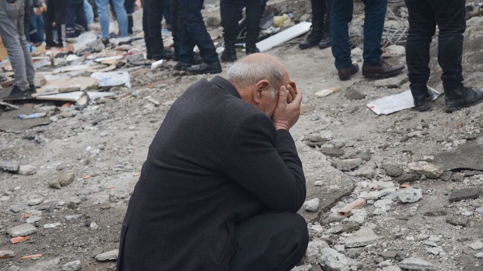 Muškarac u Dijarbakiru, turskom gradu nedaleko od epicentra zemljotresa/Getty Images