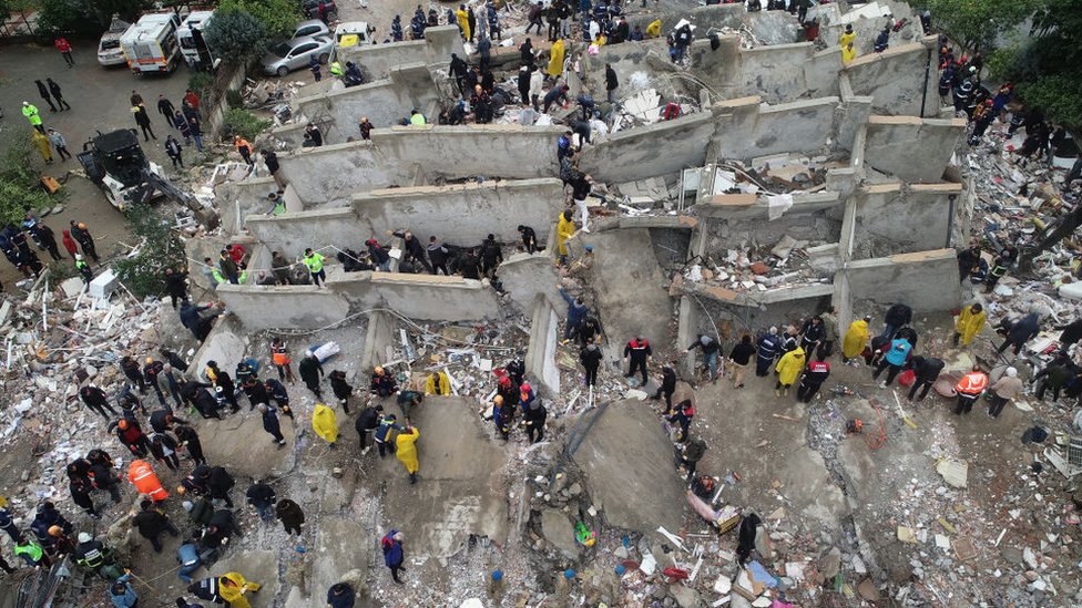 Fotografija iz vazduha prikazuje operaciju potrage i spasavanja na ruševinama zgrade u turskoj Adani/Anadolu Agency via Getty Images
