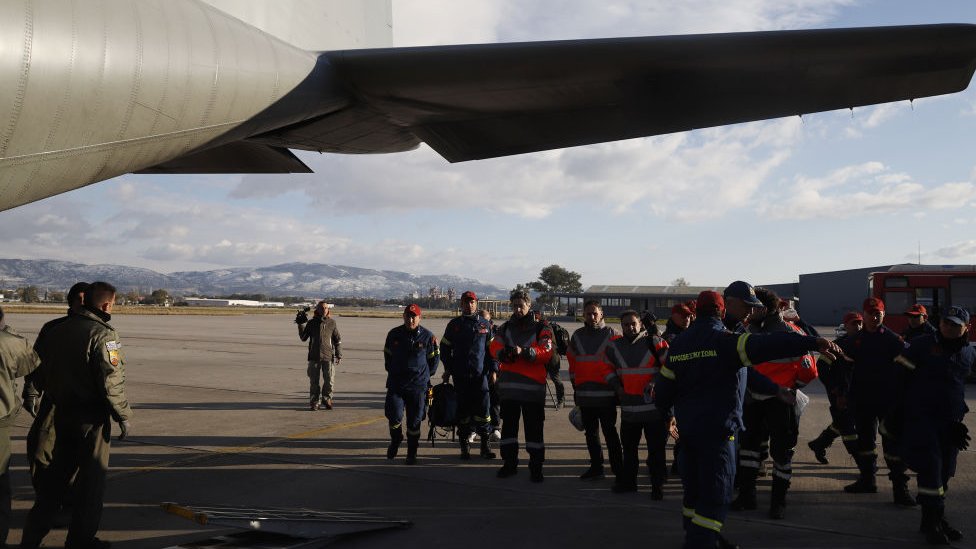 Grèki premijer je u ponedeljak obeæao da æe staviti &na raspolaganje sve snage& susednoj Turskoj i istog dana zemljotresa poslali su avionom pomoæ u zalihama i spasioce/Getty Images