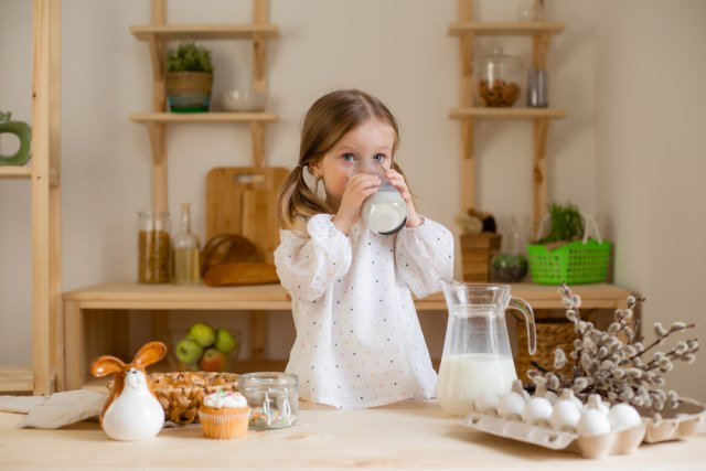Moraju li deca zaista da piju mleko? Struènjaci otkrivaju da li je ovo istina ili zabluda