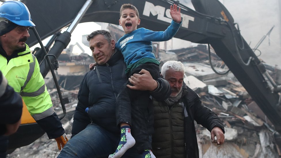 Zemljotres u Turskoj i Siriji: Èudo - izvlaèe preživelu decu iz ruševina