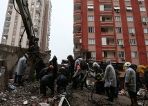 Stanovnici sa spasilaèkim ekipama traže preživele pod ostacima srušenih zgrada u Adani/Reuters