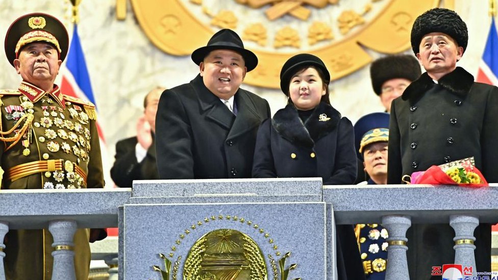 Severna Koreja i vojska: Predstavljena najveća interkontinentalna balistička reketa, Kim Džong un sa ćerkom gledao paradu