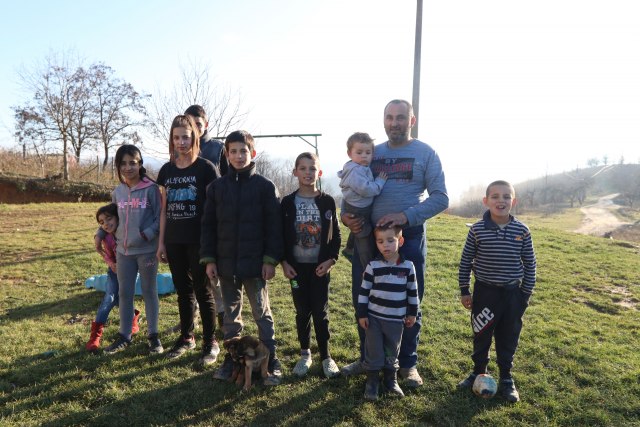 Roditelji heroji: Imaju dvanaestoro dece, a otac radi od jutra do mraka