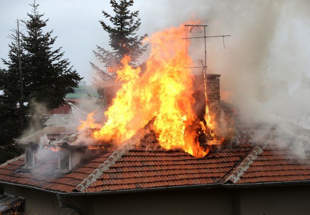 Izbio požar u porodičnoj kući u Leskovcu