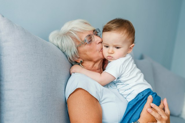 Istraživanje: Bake mogu da budu daleko više povezane s unucima nego sa roðenom decom