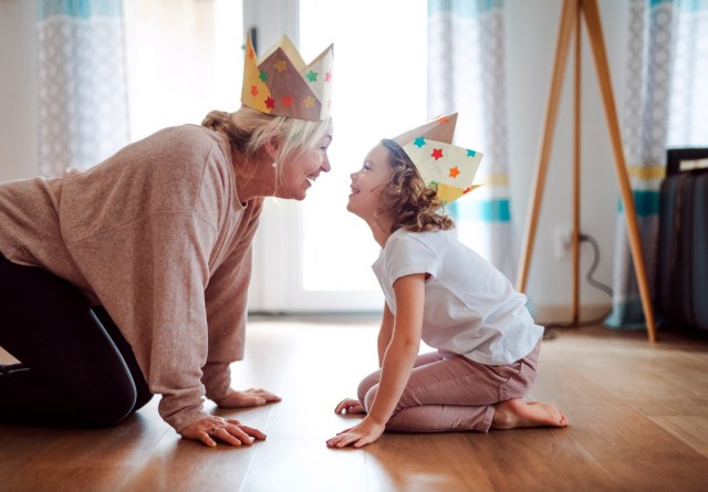 Da li je taèno da bake mogu da budu daleko više povezane sa unucima nego sa roðenim detetom?