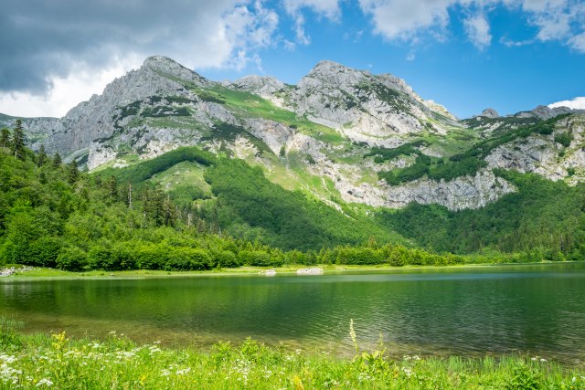 Crnogorsko jezero zbog kojeg su neki spremni pešačiti satima da bi ga videli uživo