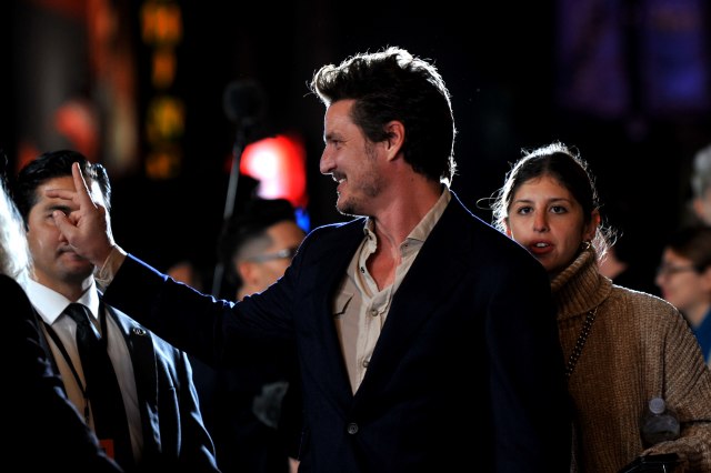 Trenutni miljenik žena je prava misterija: Povezuju ga s nekoliko koleginica, a on mudro æuti