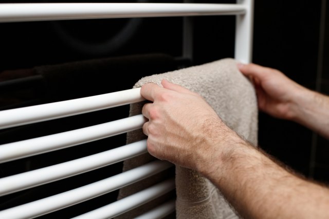 Prestanite odmah: Sušenje peškira na radijatoru nije dobra ideja, evo i zašto