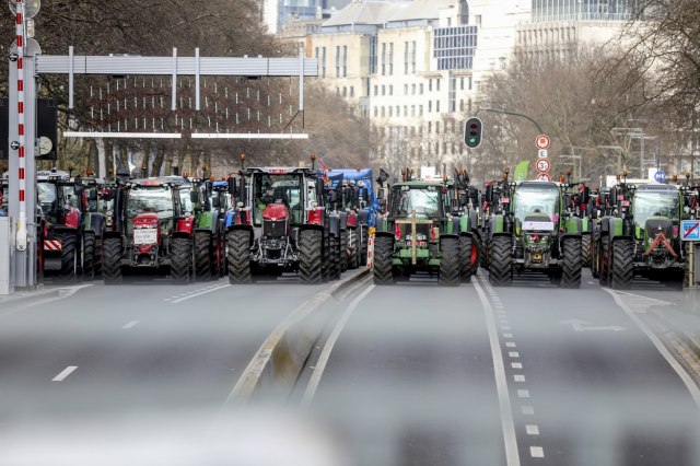 Nekoliko hiljada traktora totalno okupiralo prestonicu FOTO