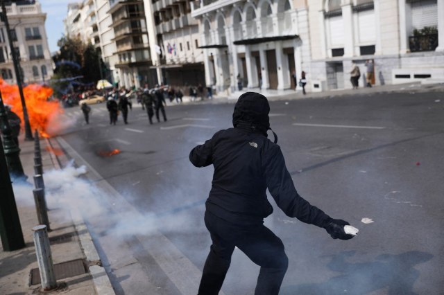 Fierce riots in Athens, police reacted urgently: tear gas, stun grenades PHOTO/VIDEO