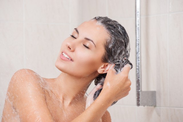 Jednom kada probate ovu metodu, neæete se vraæati na staro: Obrnuto pranje kose je novi trend
