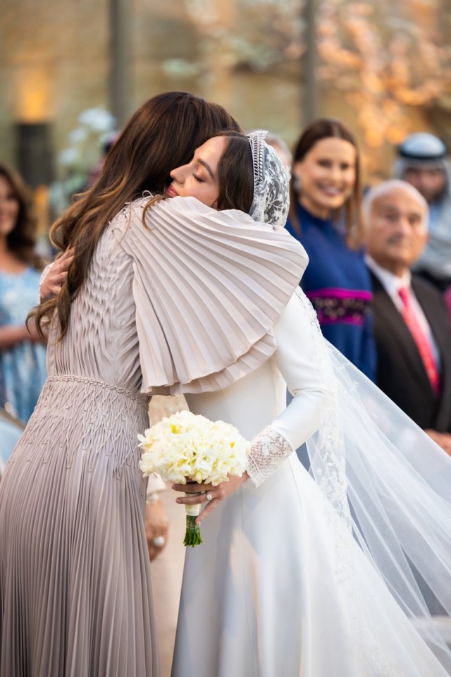 O venčanici ćerke kraljice Ranije ceo svet priča FOTO