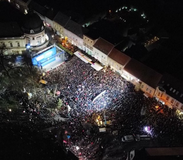 Više od 10.000 graðana u Sremskoj Mitrovici; Vuèiæ: Igraæe do uništenja... Moramo da saèuvamo Srbiju