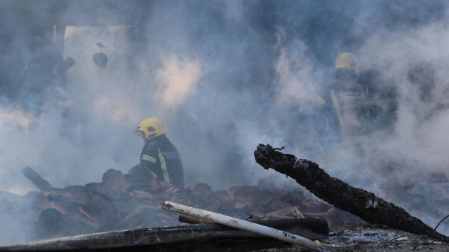 Ogroman crni dim prekrio celo naselje – izgoreo objekat u okolini Kragujevca