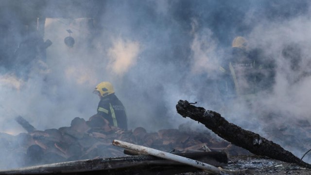 Ogroman crni dim prekrio celo naselje – izgoreo objekat u okolini Kragujevca