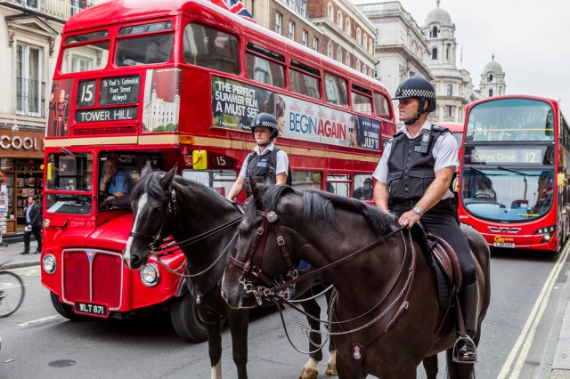 Policija na konjima juriæe vozaèe koji koriste mobilni VIDEO