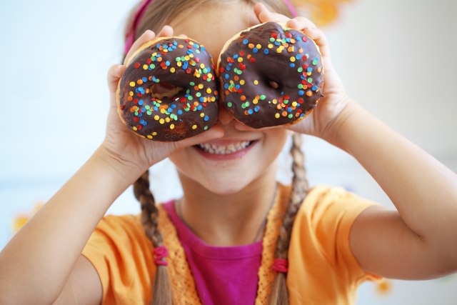 Kako da znate da dete jede previše šećera: Nisu samo kilogrami, primetićete i ove znake u ponašanju
