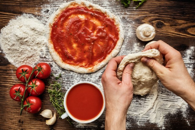 Zašto vam pravljenje pice kod kuće nikad ne uspeva – jer ne obraćate pažnju na tri ključna koraka