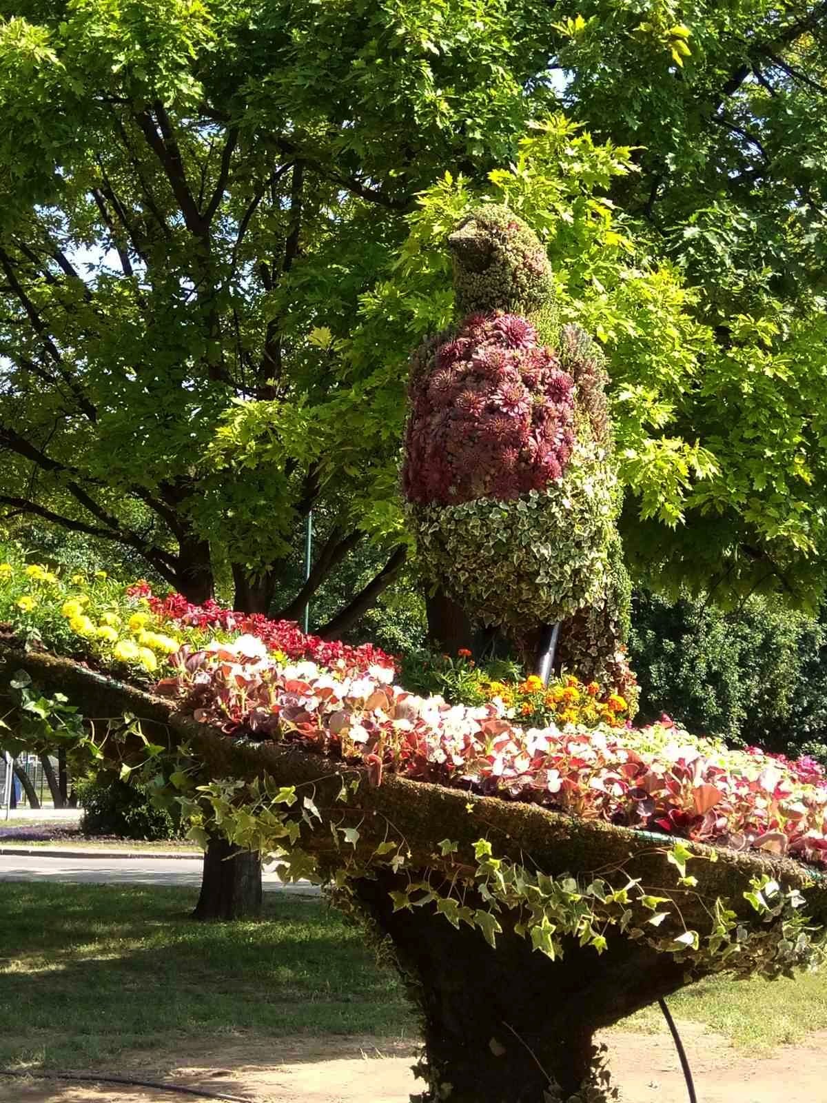 Skulptura od cveæa na Adi Ciganliji u obliku vrapca/BBC