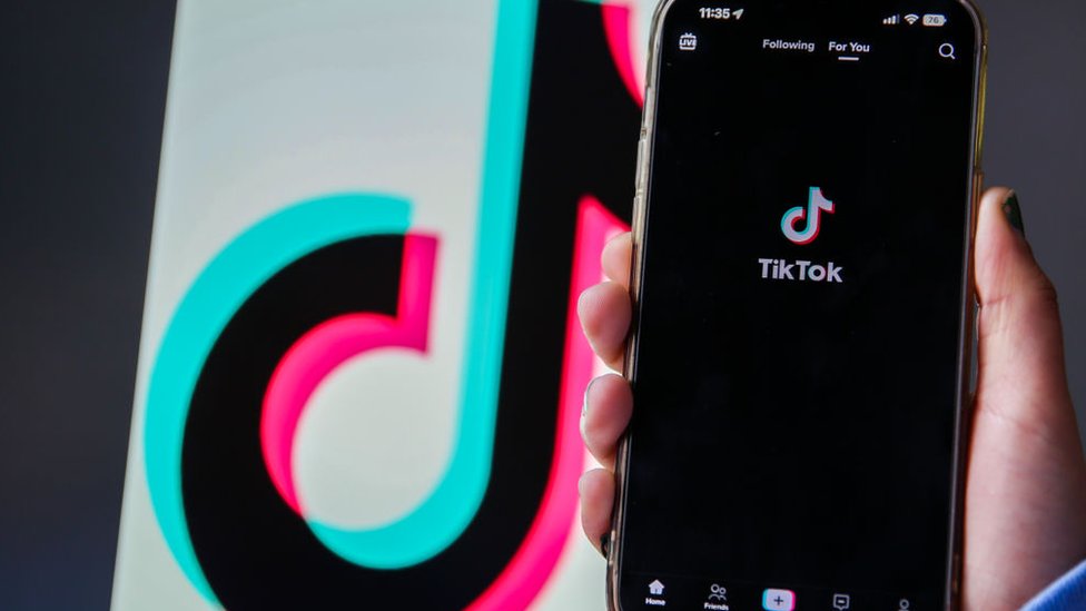 Mediji i TikTok: BBC savetuje zaposlenima da uklone aplikaciju sa službenih telefona